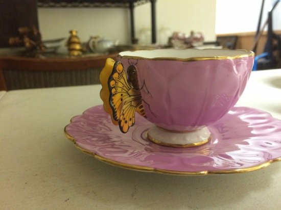 239　エインズレイ　ボーンチャイナ　蝶の持ち手のついたパープルの足付きカップ＆ソーサー