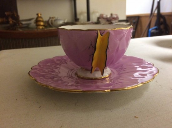 239　エインズレイ　ボーンチャイナ　蝶の持ち手のついたパープルの足付きカップ＆ソーサー