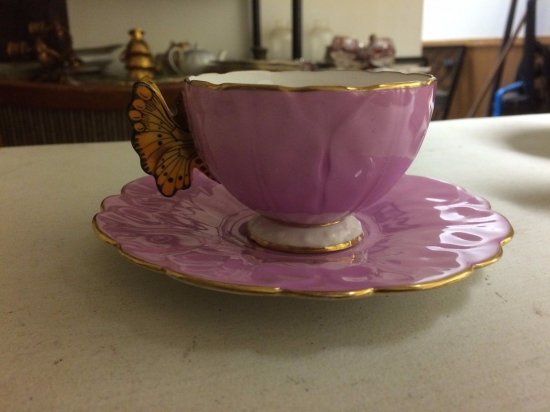 239　エインズレイ　ボーンチャイナ　蝶の持ち手のついたパープルの足付きカップ＆ソーサー