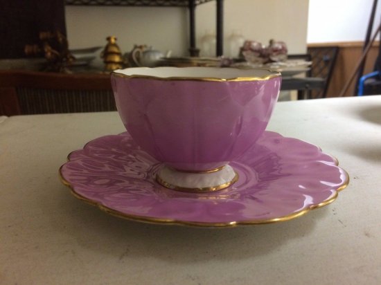 239　エインズレイ　ボーンチャイナ　蝶の持ち手のついたパープルの足付きカップ＆ソーサー
