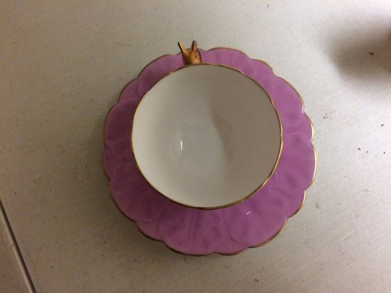 239　エインズレイ　ボーンチャイナ　蝶の持ち手のついたパープルの足付きカップ＆ソーサー