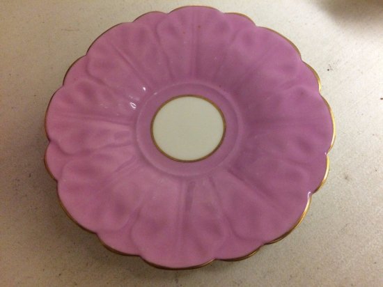 239　エインズレイ　ボーンチャイナ　蝶の持ち手のついたパープルの足付きカップ＆ソーサー