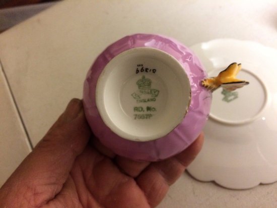 239　エインズレイ　ボーンチャイナ　蝶の持ち手のついたパープルの足付きカップ＆ソーサー
