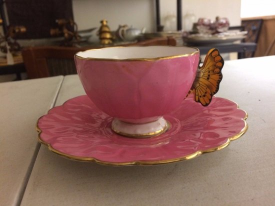 240　エインズレイ　ボーンチャイナ　蝶の持ち手のついたピンクの足付きカップ＆ソーサー