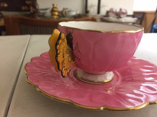 240　エインズレイ　ボーンチャイナ　蝶の持ち手のついたピンクの足付きカップ＆ソーサー