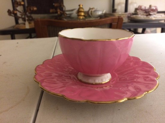 240　エインズレイ　ボーンチャイナ　蝶の持ち手のついたピンクの足付きカップ＆ソーサー