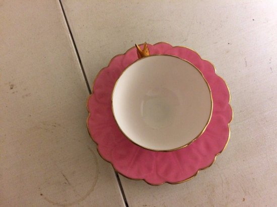 240　エインズレイ　ボーンチャイナ　蝶の持ち手のついたピンクの足付きカップ＆ソーサー