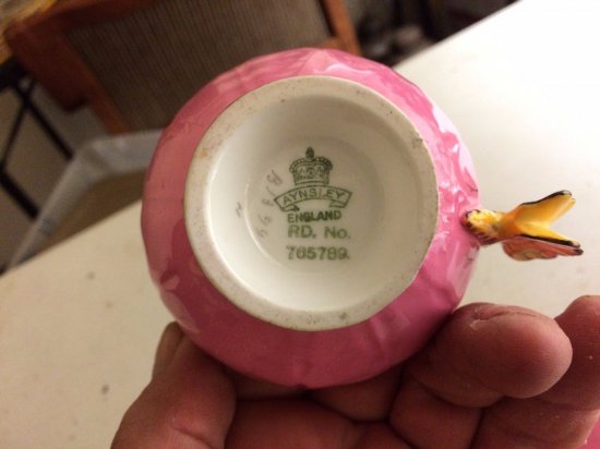 240　エインズレイ　ボーンチャイナ　蝶の持ち手のついたピンクの足付きカップ＆ソーサー