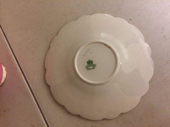 240　エインズレイ　ボーンチャイナ　蝶の持ち手のついたピンクの足付きカップ＆ソーサー