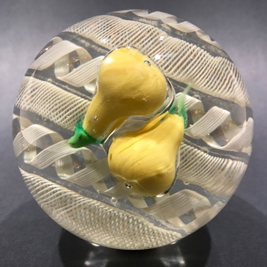 642　ムラーノガラス　アンティーク　洋ナシとホワイトのラッティチーノ模様のアートガラスペーパーウエイト