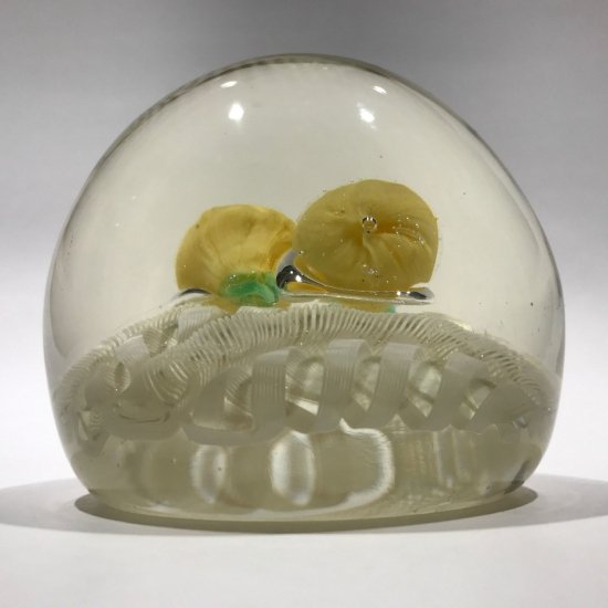 642　ムラーノガラス　アンティーク　洋ナシとホワイトのラッティチーノ模様のアートガラスペーパーウエイト