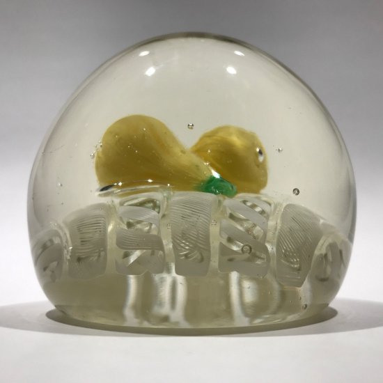 642　ムラーノガラス　アンティーク　洋ナシとホワイトのラッティチーノ模様のアートガラスペーパーウエイト