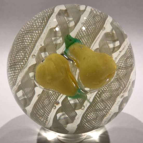 642　ムラーノガラス　アンティーク　洋ナシとホワイトのラッティチーノ模様のアートガラスペーパーウエイト