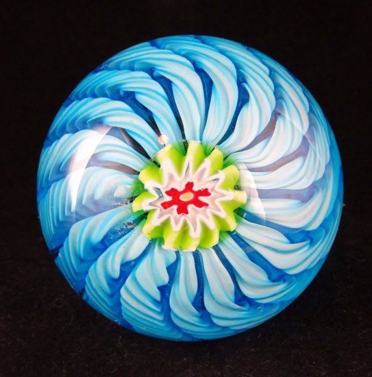 643　ムラーノガラス　アンティーク　ラッティチーノ（latticino）模様のリボンのうず巻き　ペーパーウェイト　アクアブルー＆ホワイト　レッド＆グリーンのセンター飾り