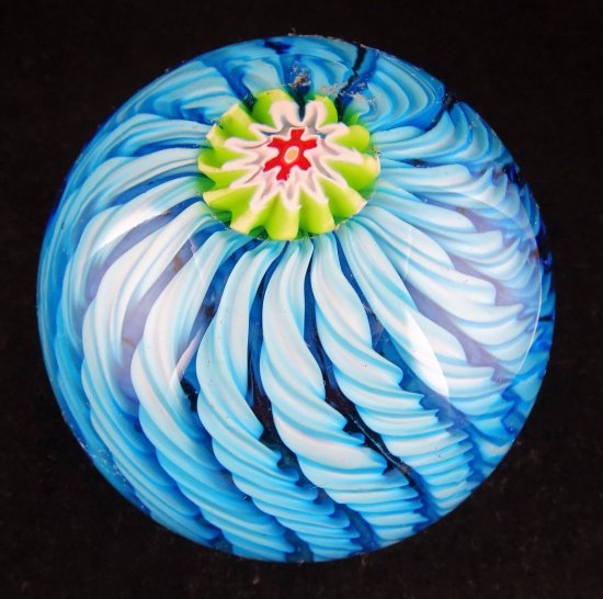 643　ムラーノガラス　アンティーク　ラッティチーノ（latticino）模様のリボンのうず巻き　ペーパーウェイト　アクアブルー＆ホワイト　レッド＆グリーンのセンター飾り