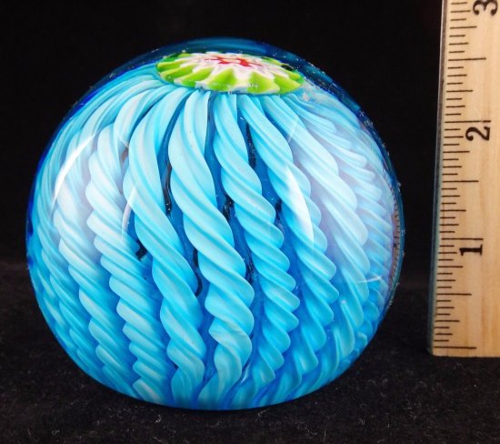 643　ムラーノガラス　アンティーク　ラッティチーノ（latticino）模様のリボンのうず巻き　ペーパーウェイト　アクアブルー＆ホワイト　レッド＆グリーンのセンター飾り
