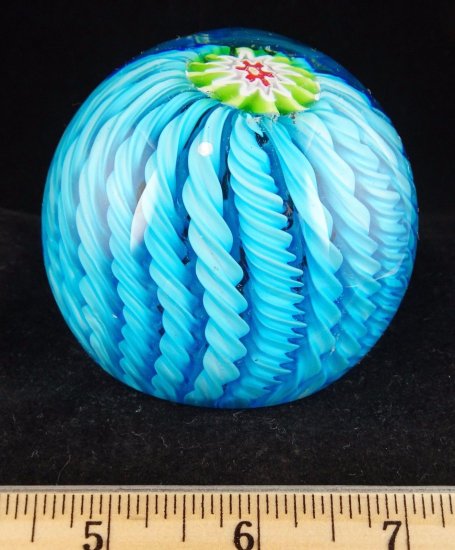 643　ムラーノガラス　アンティーク　ラッティチーノ（latticino）模様のリボンのうず巻き　ペーパーウェイト　アクアブルー＆ホワイト　レッド＆グリーンのセンター飾り