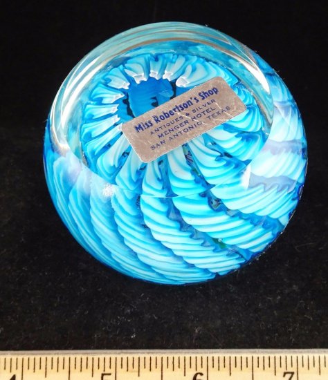 643　ムラーノガラス　アンティーク　ラッティチーノ（latticino）模様のリボンのうず巻き　ペーパーウェイト　アクアブルー＆ホワイト　レッド＆グリーンのセンター飾り