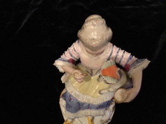 ２６３　マイセン meissen　猫と女の子　フィギュリン