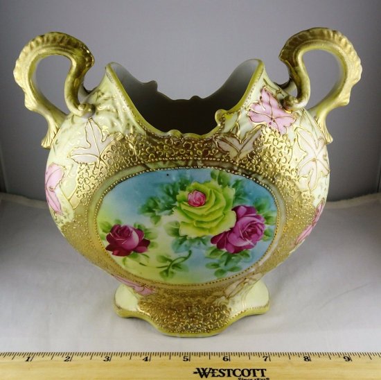 243　オールドノリタケ　アンティーク　女性の肖像画　ピロー型花瓶　金の盛上げビーズ装飾　ピンク＆グリーン