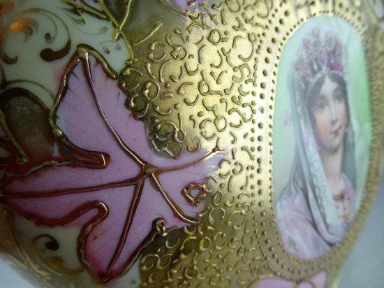 243　オールドノリタケ　アンティーク　女性の肖像画　ピロー型花瓶　金の盛上げビーズ装飾　ピンク＆グリーン