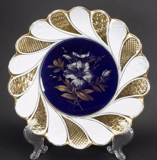 マイセン（Meissen）アンティーク　コバルト色、ゴールド、ホワイトの渦巻きのデザインの飾り皿　ハンドペイントの花