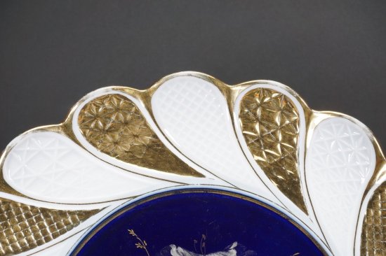 マイセン（Meissen）アンティーク　コバルト色、ゴールド、ホワイトの渦巻きのデザインの飾り皿　ハンドペイントの花