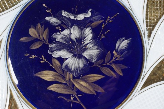 マイセン（Meissen）アンティーク　コバルト色、ゴールド、ホワイトの渦巻きのデザインの飾り皿　ハンドペイントの花