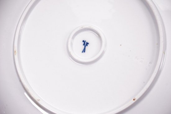 マイセン（Meissen）アンティーク　コバルト色、ゴールド、ホワイトの渦巻きのデザインの飾り皿　ハンドペイントの花