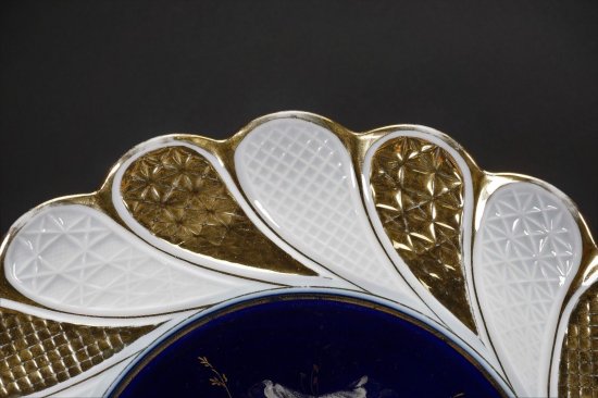 マイセン（Meissen）アンティーク　コバルト色、ゴールド、ホワイトの渦巻きのデザインの飾り皿　ハンドペイントの花