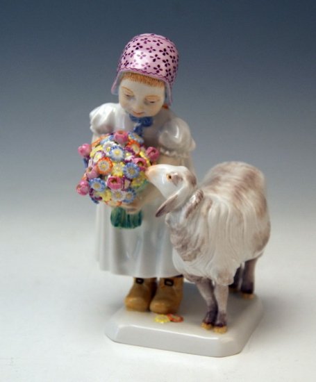 306　マイセン（Meissen）アンティーク　陶器人形　花を持つ少女と羊　マックス・ボーシュマン（Max Bochmann）デザイン　モデルナンバー73512