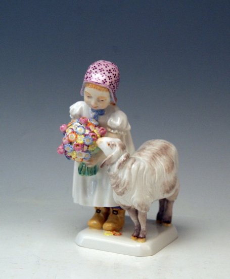 マイセン（Meissen）アンティーク　陶器人形　花を持つ少女と羊　マックス・ボーシュマン（Max Bochmann）デザイン　モデルナンバー73512
