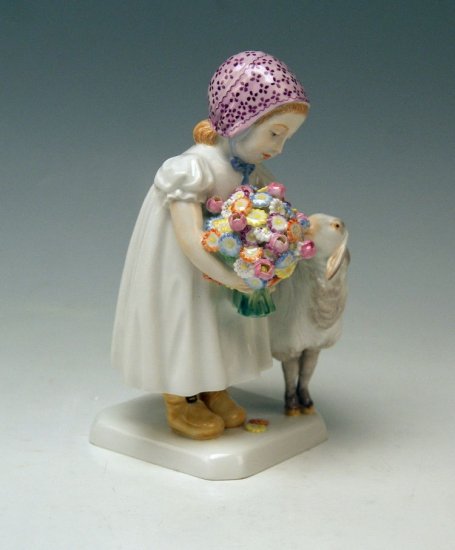 マイセン（Meissen）アンティーク　陶器人形　花を持つ少女と羊　マックス・ボーシュマン（Max Bochmann）デザイン　モデルナンバー73512
