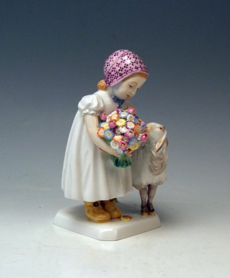 マイセン（Meissen）アンティーク　陶器人形　花を持つ少女と羊　マックス・ボーシュマン（Max Bochmann）デザイン　モデルナンバー73512