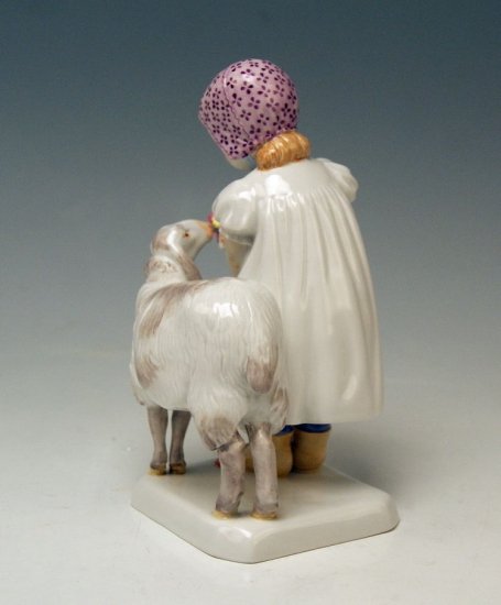 マイセン（Meissen）アンティーク　陶器人形　花を持つ少女と羊　マックス・ボーシュマン（Max Bochmann）デザイン　モデルナンバー73512