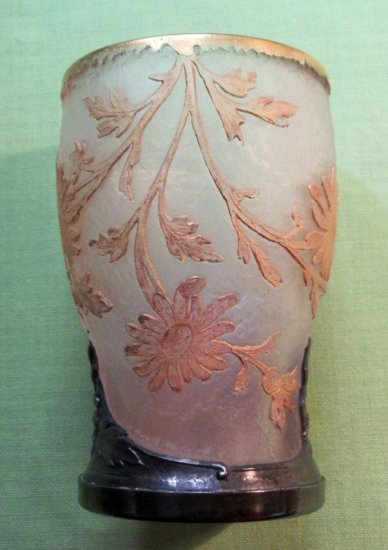 162　ドーム兄弟（Daum Nancy）作　アンティーク　薄桃色のガラスとシルバーのグラス　花の装飾　19000年頃