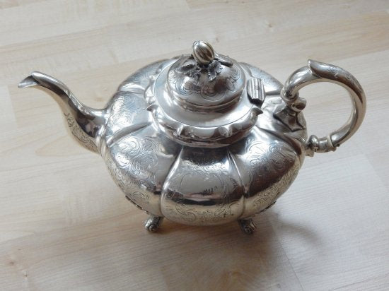 299　アンティーク　イギリス製スターリングシルバーのティーポット　1850年頃