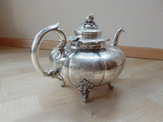 299　アンティーク　イギリス製スターリングシルバーのティーポット　1850年頃