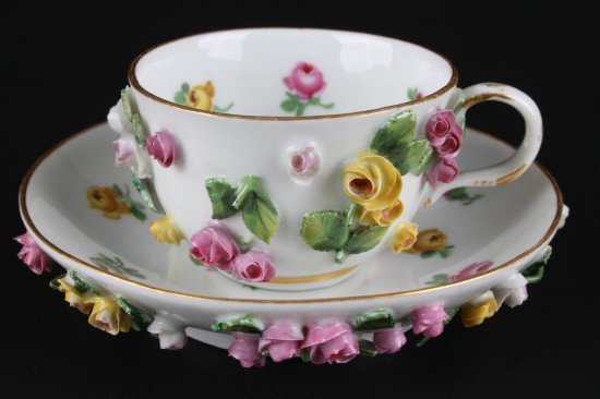 317　マイセン（Meissen）アンティーク　造形シリーズ　バラ飾りのコーヒーカップ＆ソーサー　19世紀