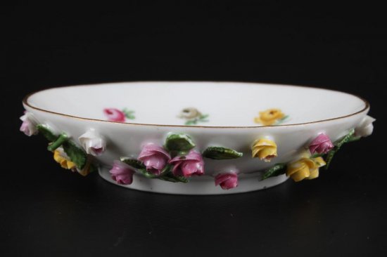 317　マイセン（Meissen）アンティーク　造形シリーズ　バラ飾りのコーヒーカップ＆ソーサー　19世紀