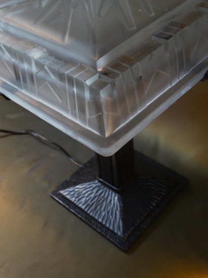 107　ミューラー兄弟（Muller Freres Luneville）作　アール・デコ様式のテーブルランプ　スクエア