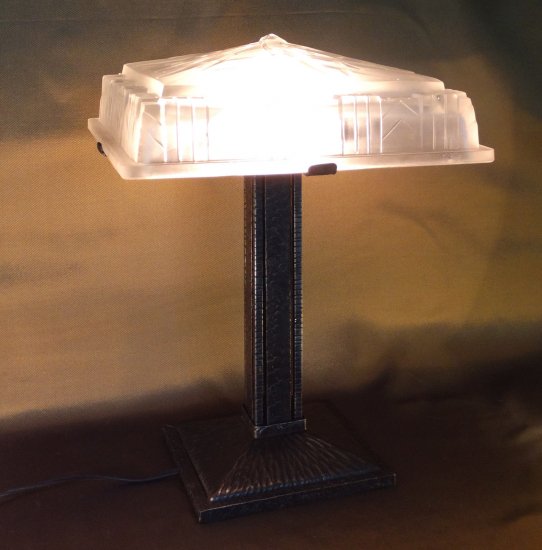 107　ミューラー兄弟（Muller Freres Luneville）作　アール・デコ様式のテーブルランプ　スクエア