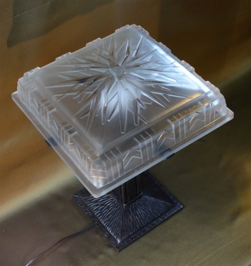 107　ミューラー兄弟（Muller Freres Luneville）作　アール・デコ様式のテーブルランプ　スクエア