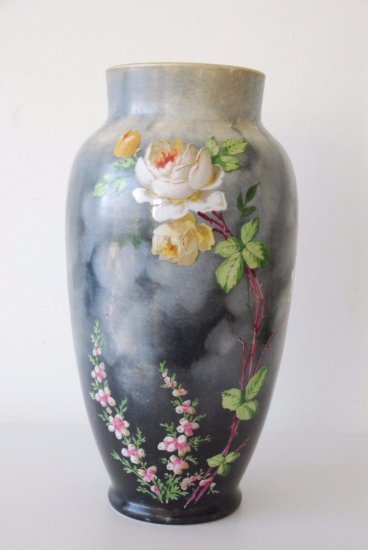 618　バカラ（Baccarat）アンティーク　カラフルな花が描かれたオパーリンガラスの花瓶