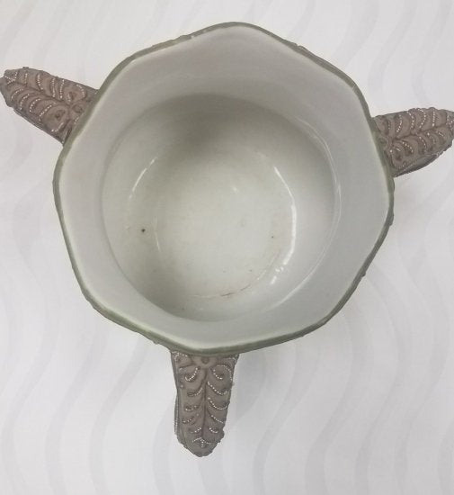 274　ニッポン（NIPPON）アンティーク　盛上げ装飾で戦うカエルたちが描かれた３つの取手付き花瓶