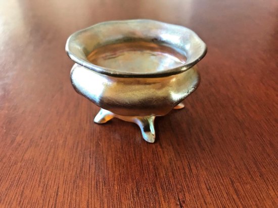 002　ルイス・コンフォート・ティファニー（Louis Comfort Tiffany）アンティーク　ファブリルアートガラス　脚付き塩入れ