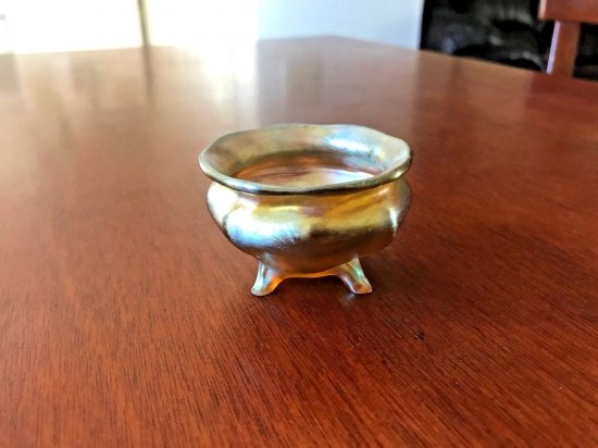 002　ルイス・コンフォート・ティファニー（Louis Comfort Tiffany）アンティーク　ファブリルアートガラス　脚付き塩入れ