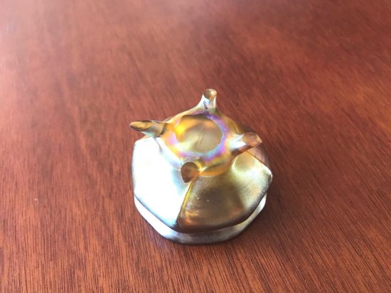 002　ルイス・コンフォート・ティファニー（Louis Comfort Tiffany）アンティーク　ファブリルアートガラス　脚付き塩入れ