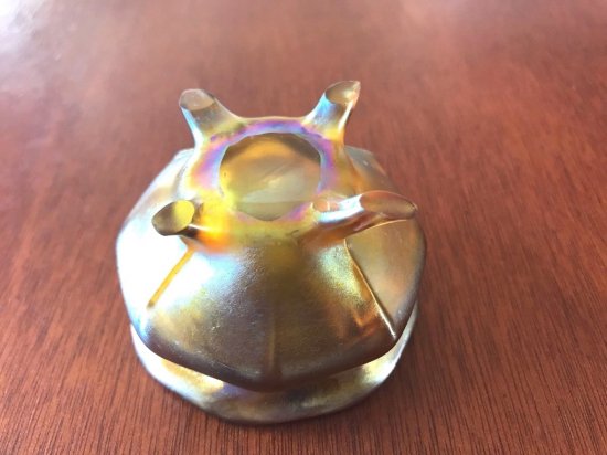 002　ルイス・コンフォート・ティファニー（Louis Comfort Tiffany）アンティーク　ファブリルアートガラス　脚付き塩入れ