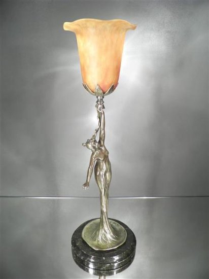 ドーム・ナンシー パート･ド･ヴェールランプ 「花の女性」